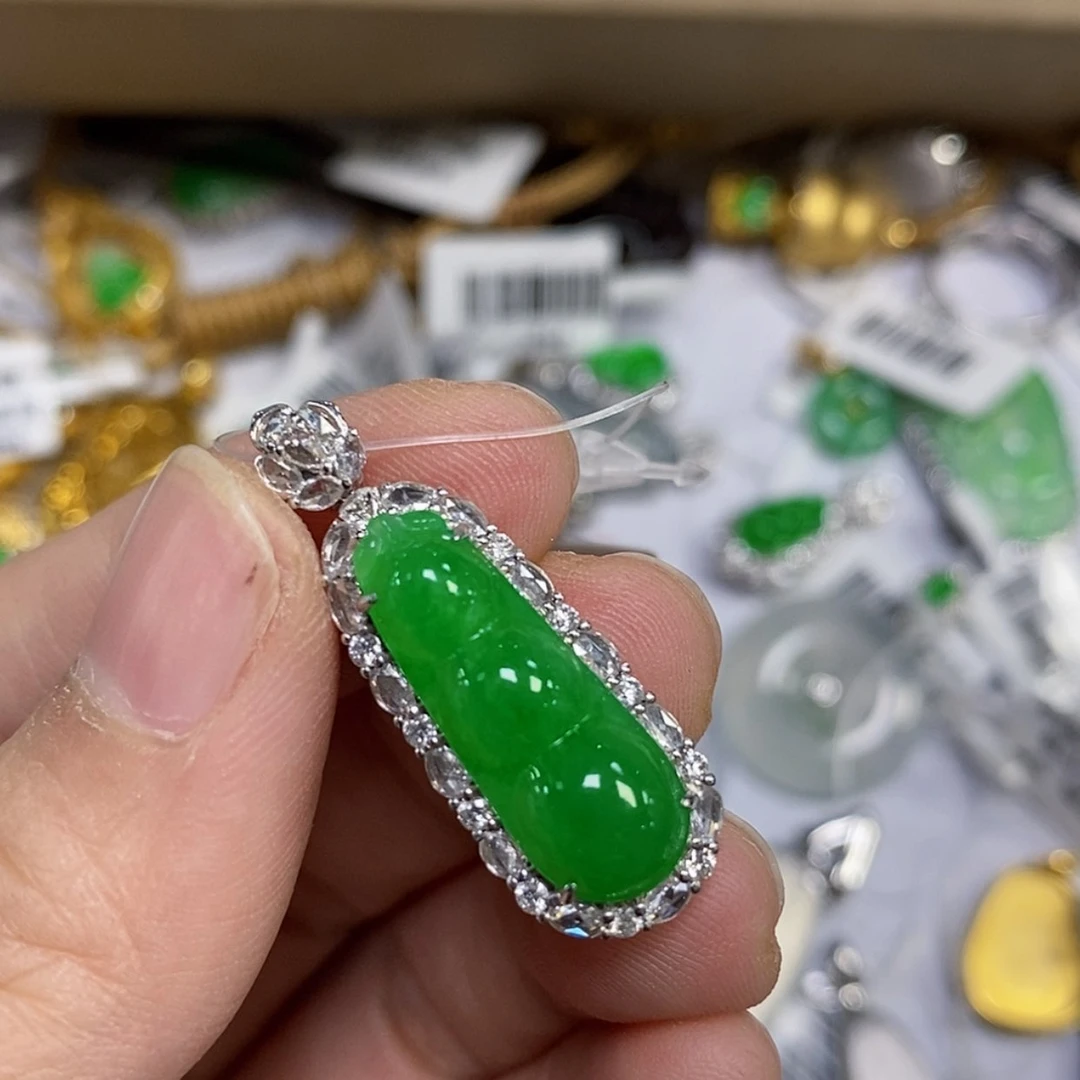 【闪购商品】颈饰18K金镶嵌翡翠小**一吊坠