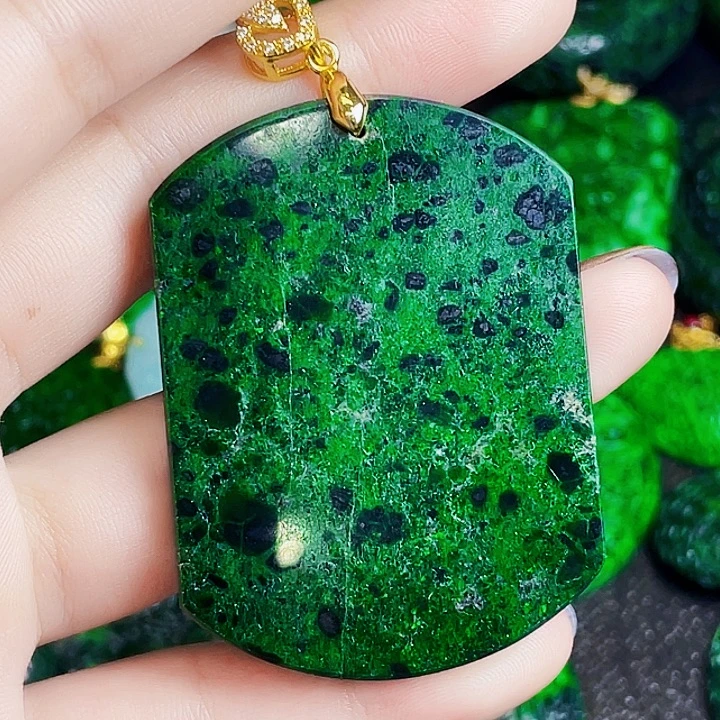 翡翠未镶嵌颈饰多样性