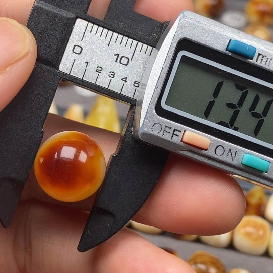 裸石金珀未镶嵌圆珠