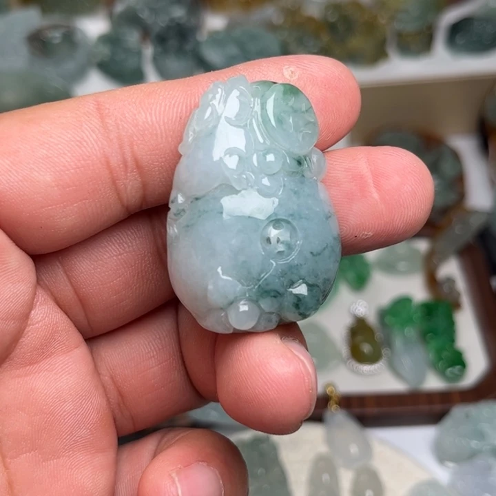 翡翠未镶嵌颈饰福贝