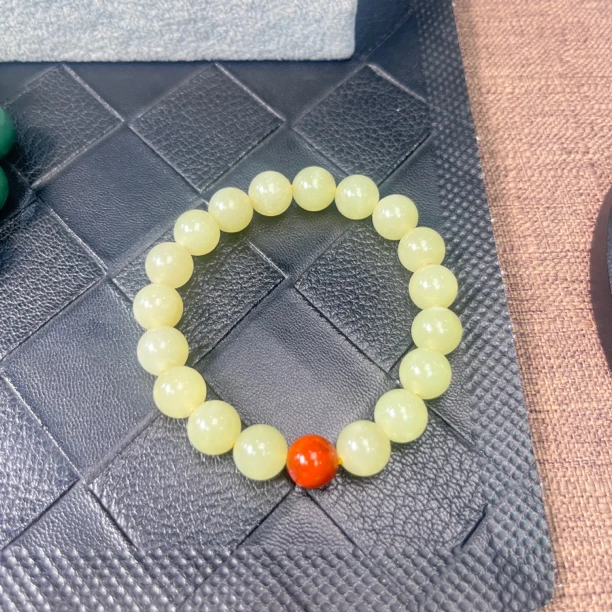 和田玉黄口精美手串