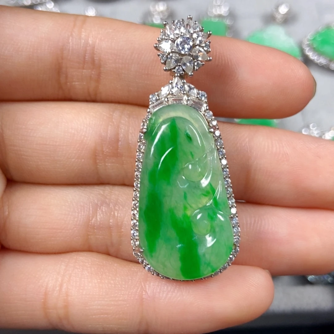 翡翠未镶嵌颈饰如意