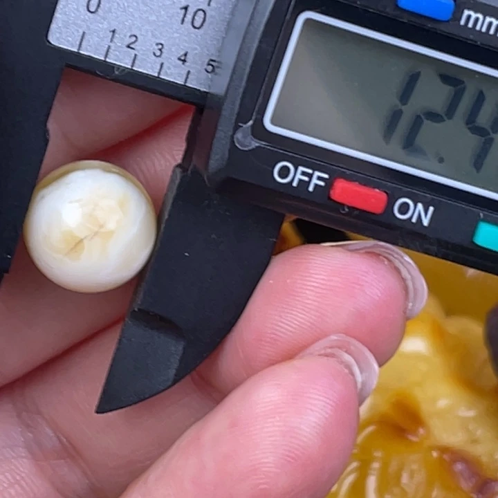 蜜蜡未镶嵌裸石微瑕375