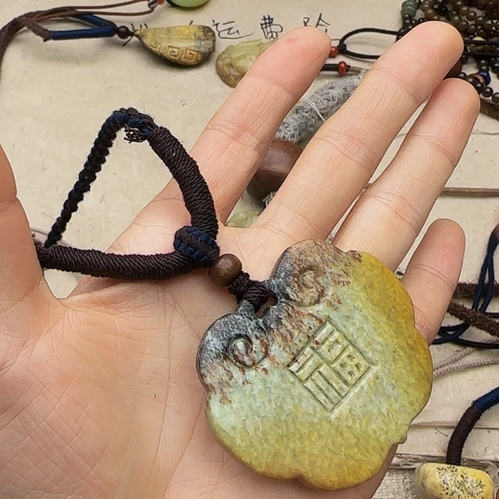 司***语和田玉未镶嵌颈饰