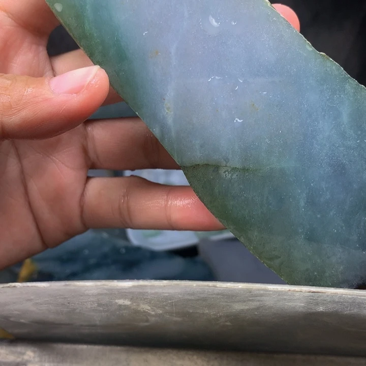 翡翠未镶嵌颈饰明**上材料