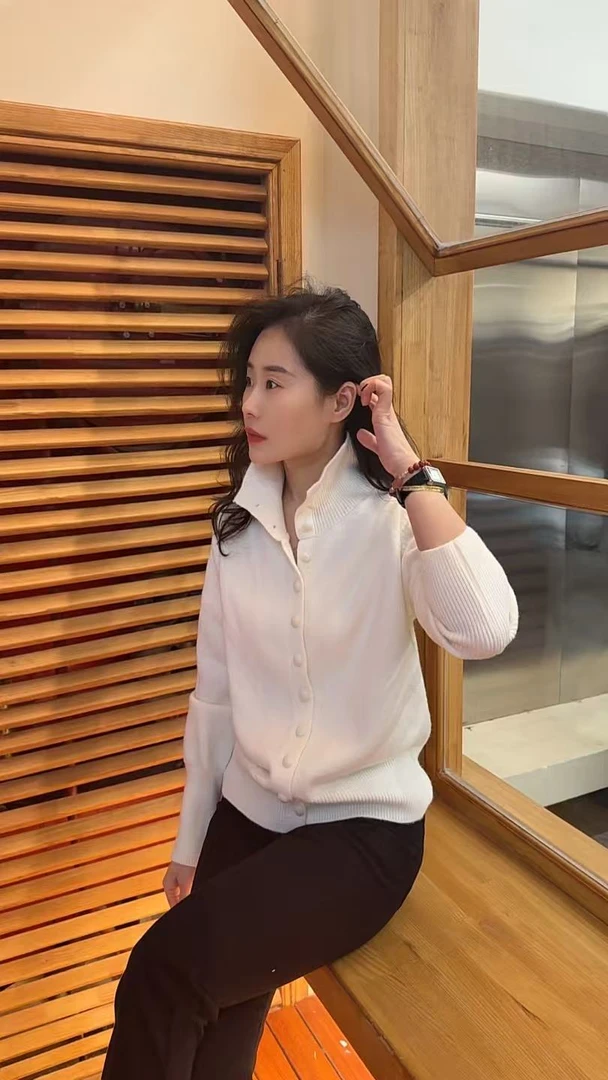 Miss huo 高领多扣毛衫 A 杏色 3165