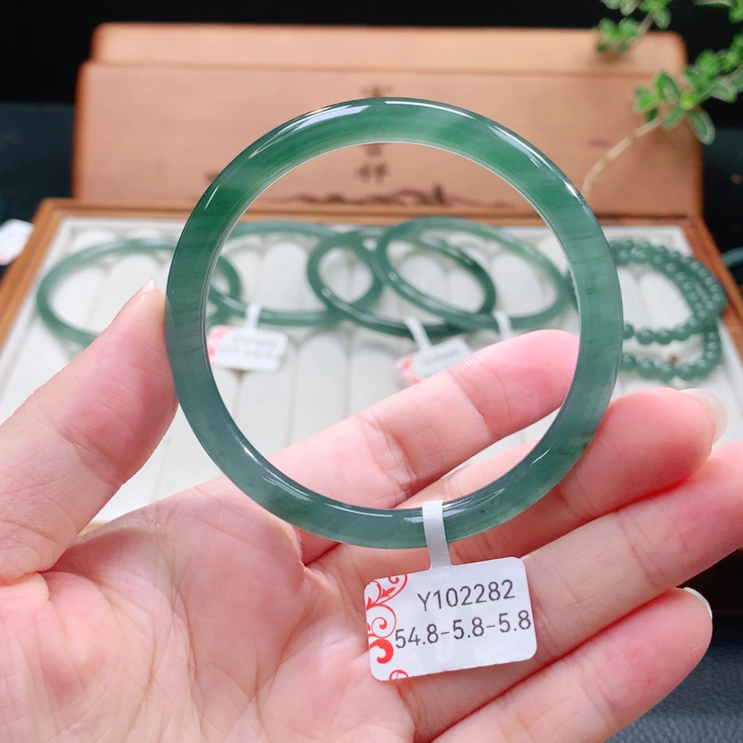 翡翠手镯（圆镯）未镶嵌