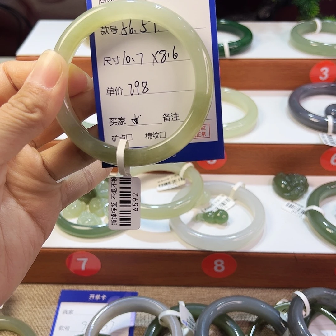 未镶嵌手镯和田玉女**洋