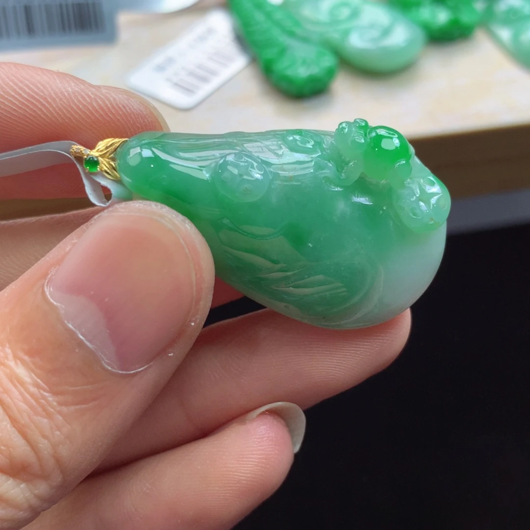 颈饰18K金镶嵌翡翠吊坠