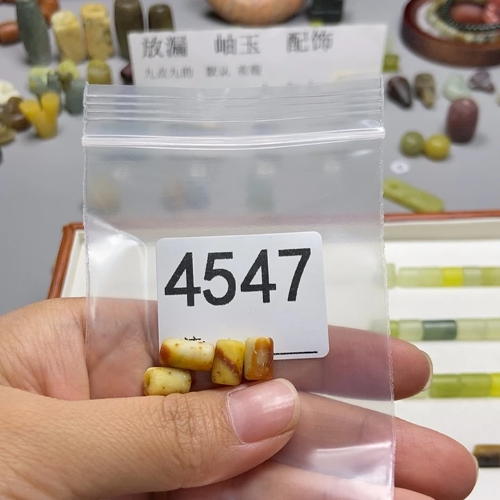 L***x未镶嵌蛇纹石玉颈饰