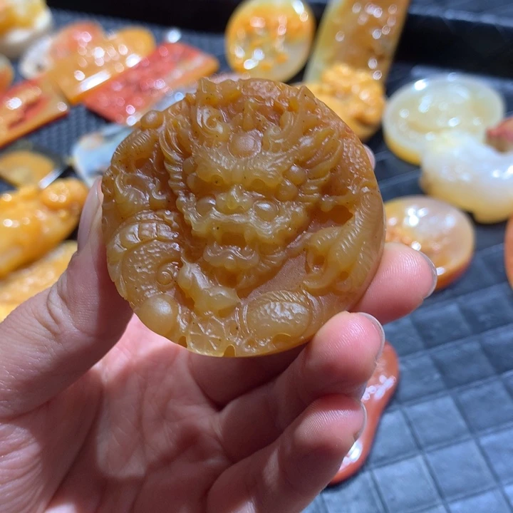 未镶嵌石英质玉（黄龙玉）颈饰