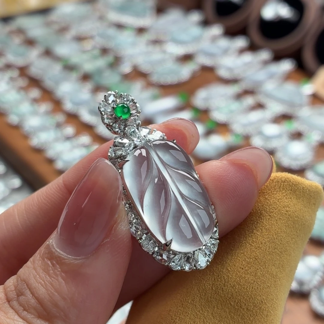 翡翠18K金镶嵌颈饰叶