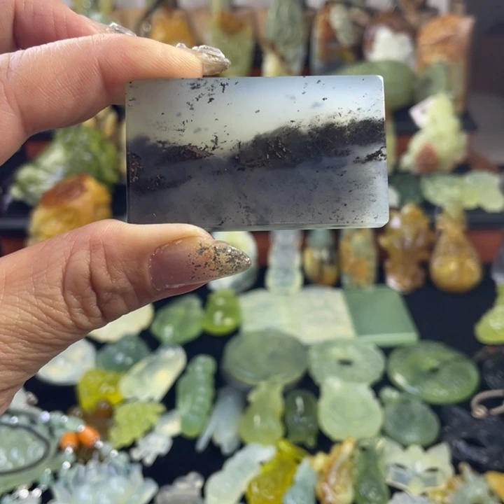 蛇纹石玉颈饰合金