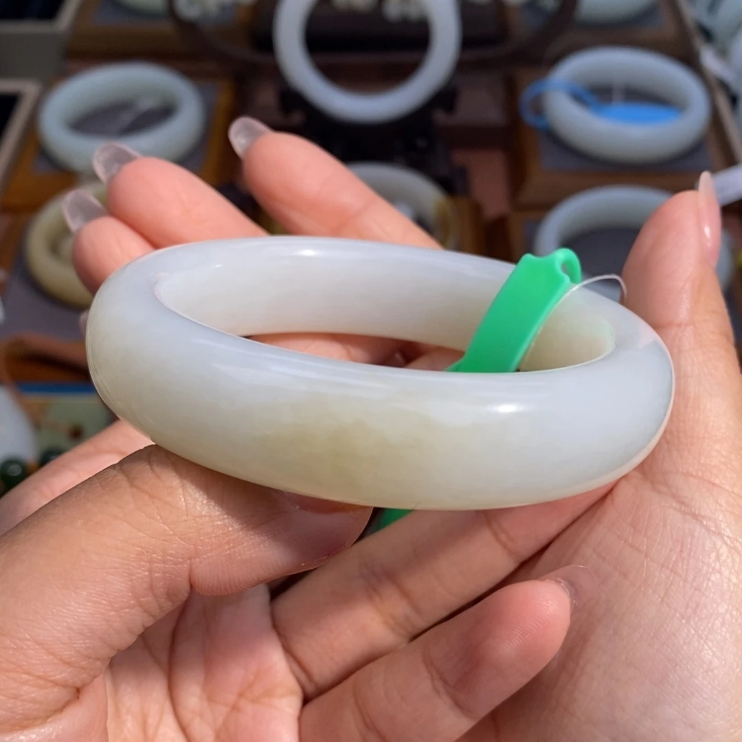 和田玉未镶嵌手镯