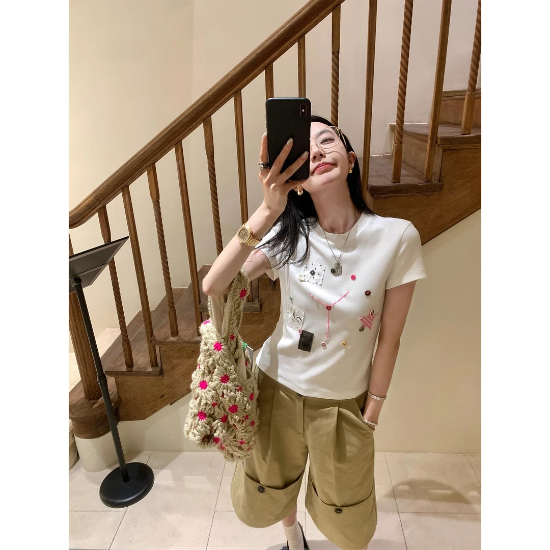 区区欧阳 重工贴布彩色纽扣短袖T恤女夏季设计感小众圆领正肩上衣