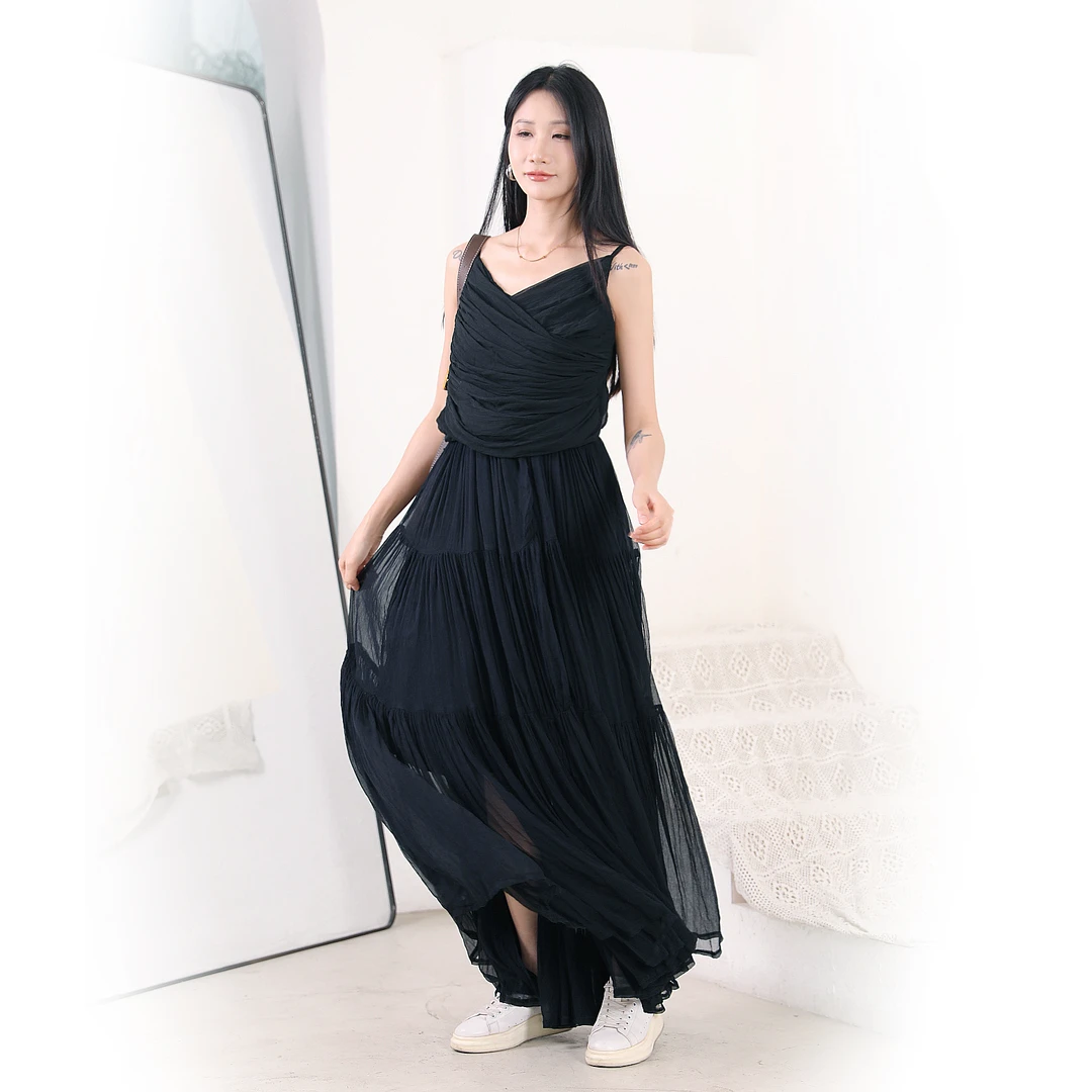 长款显瘦吊带真丝连衣裙超大摆气质高腰百褶黑色夏季连衣裙