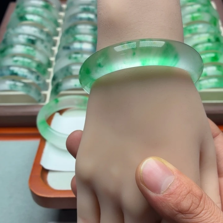 柠***酸石英质玉未镶嵌手镯