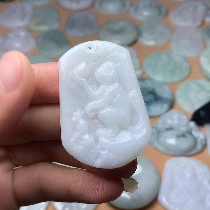 翡翠未镶嵌颈饰猴