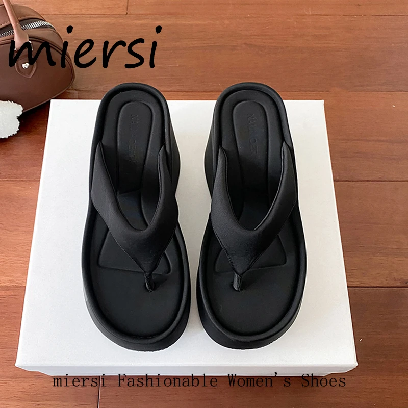 【米尔斯】小个子增高厚底人字拖女2025新款外穿夹趾松糕坡跟凉拖鞋
