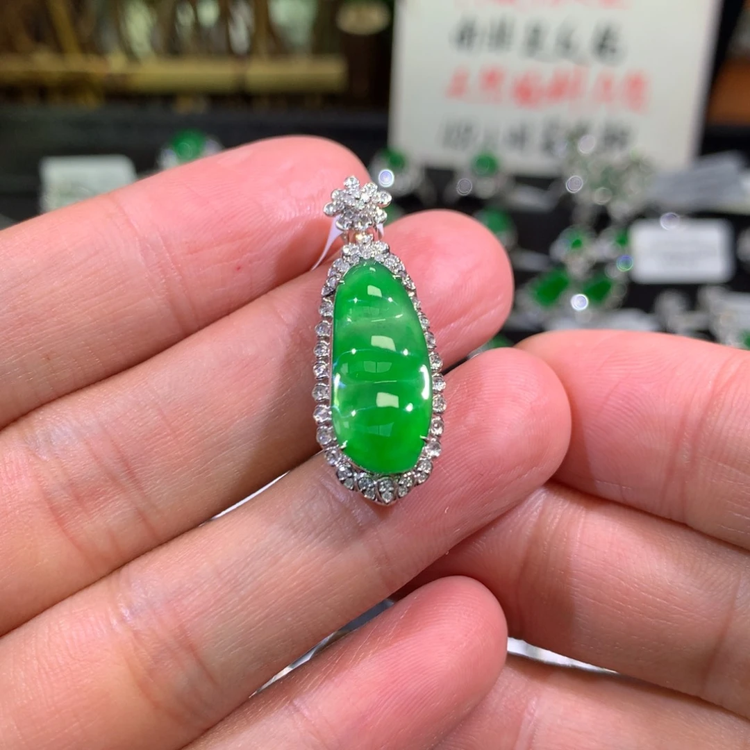 【闪购商品】翡翠吊坠(不含链)18K金镶嵌福豆