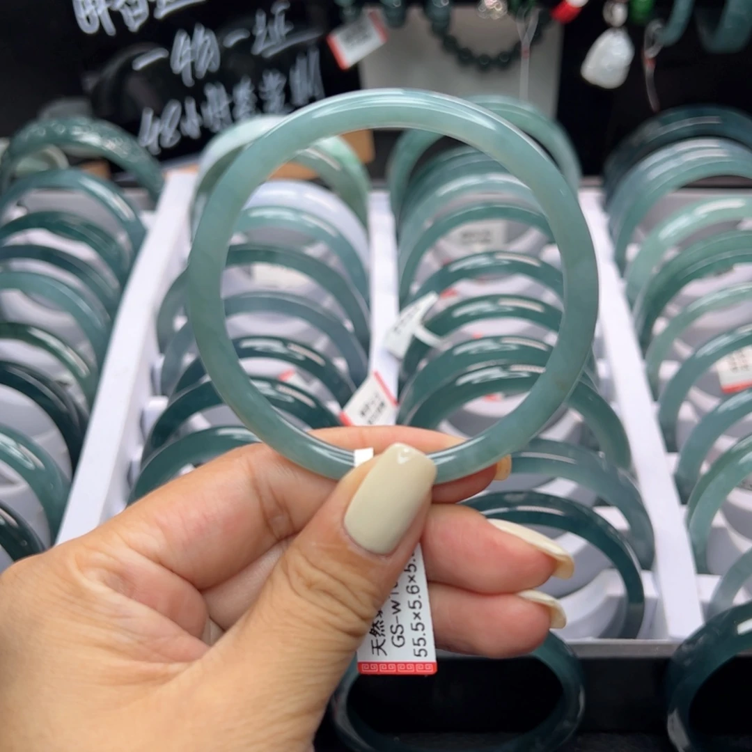 翡翠手镯未镶嵌翡翠
