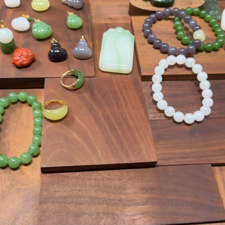 ****运和田玉（碧玉）未镶嵌手链