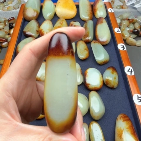 和田玉颈饰未镶嵌牛****店