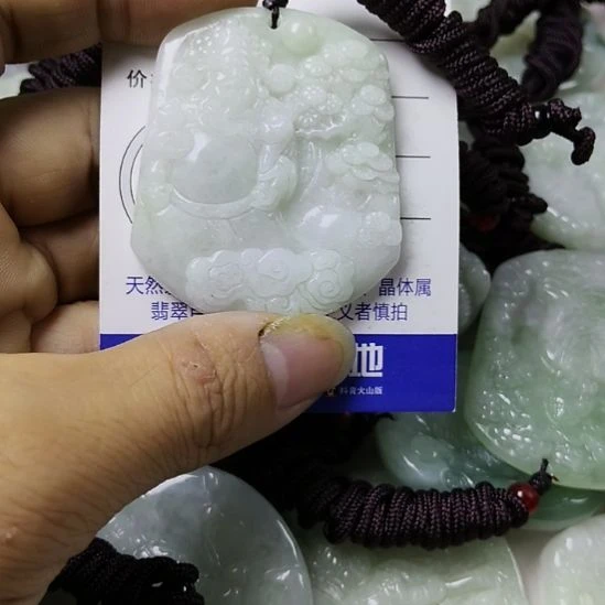 翡翠未镶嵌颈饰挂件