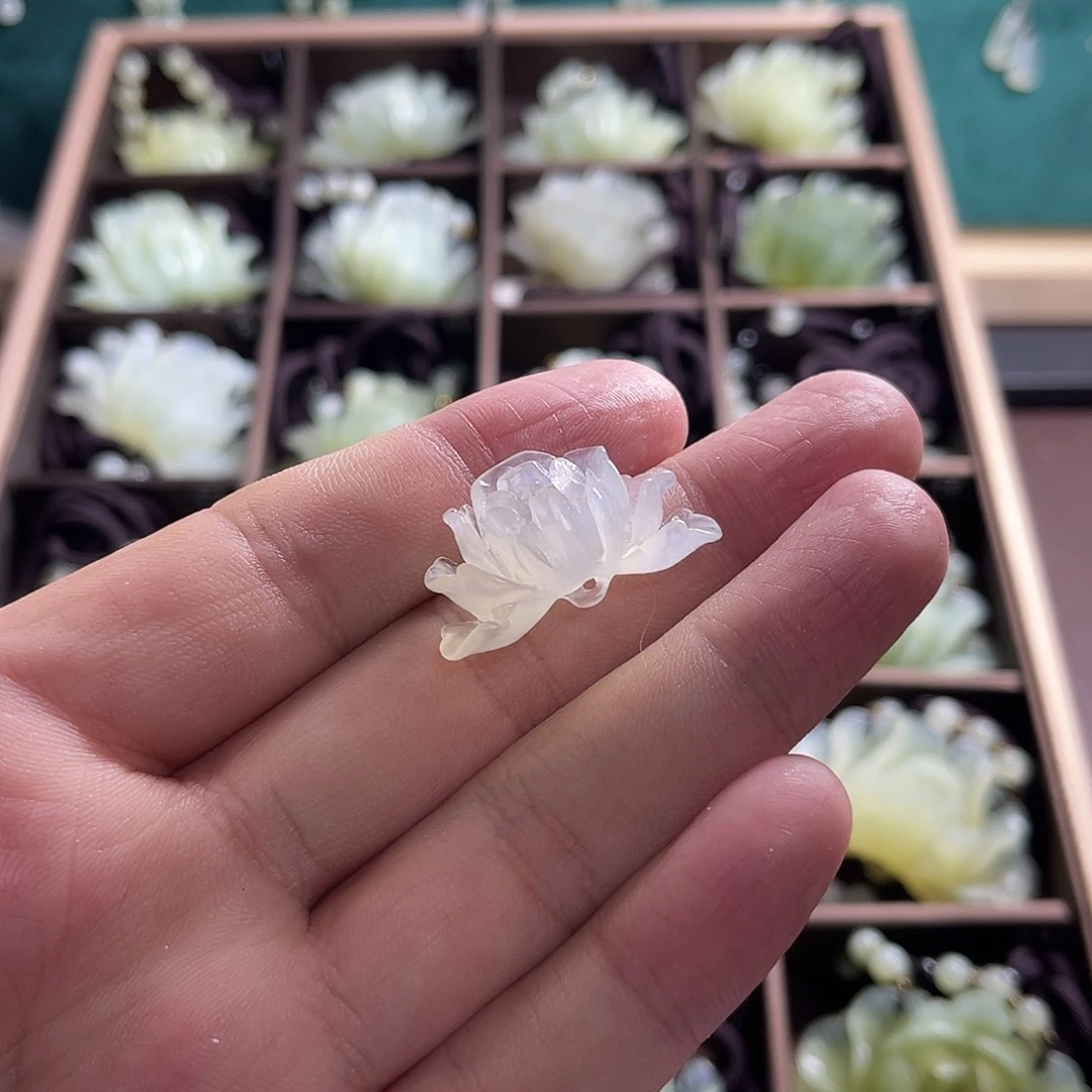 星***落蛇纹石玉未镶嵌颈饰