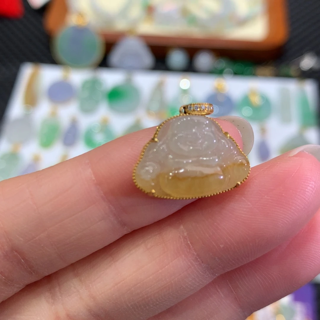 翡翠颈饰18K金镶嵌翡翠吊坠的未镶嵌