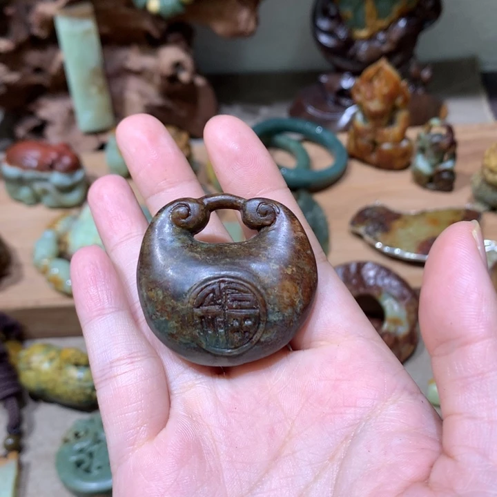 未镶嵌岫岩河磨玉（透闪石质玉）挂件