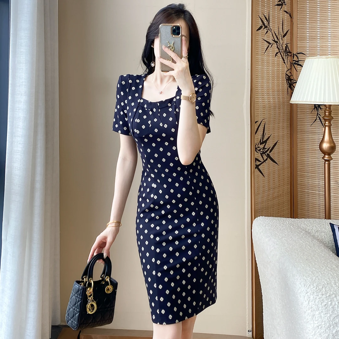 方领连衣裙女夏季2025新款时尚气质修身显瘦法式气质波点包臀裙子