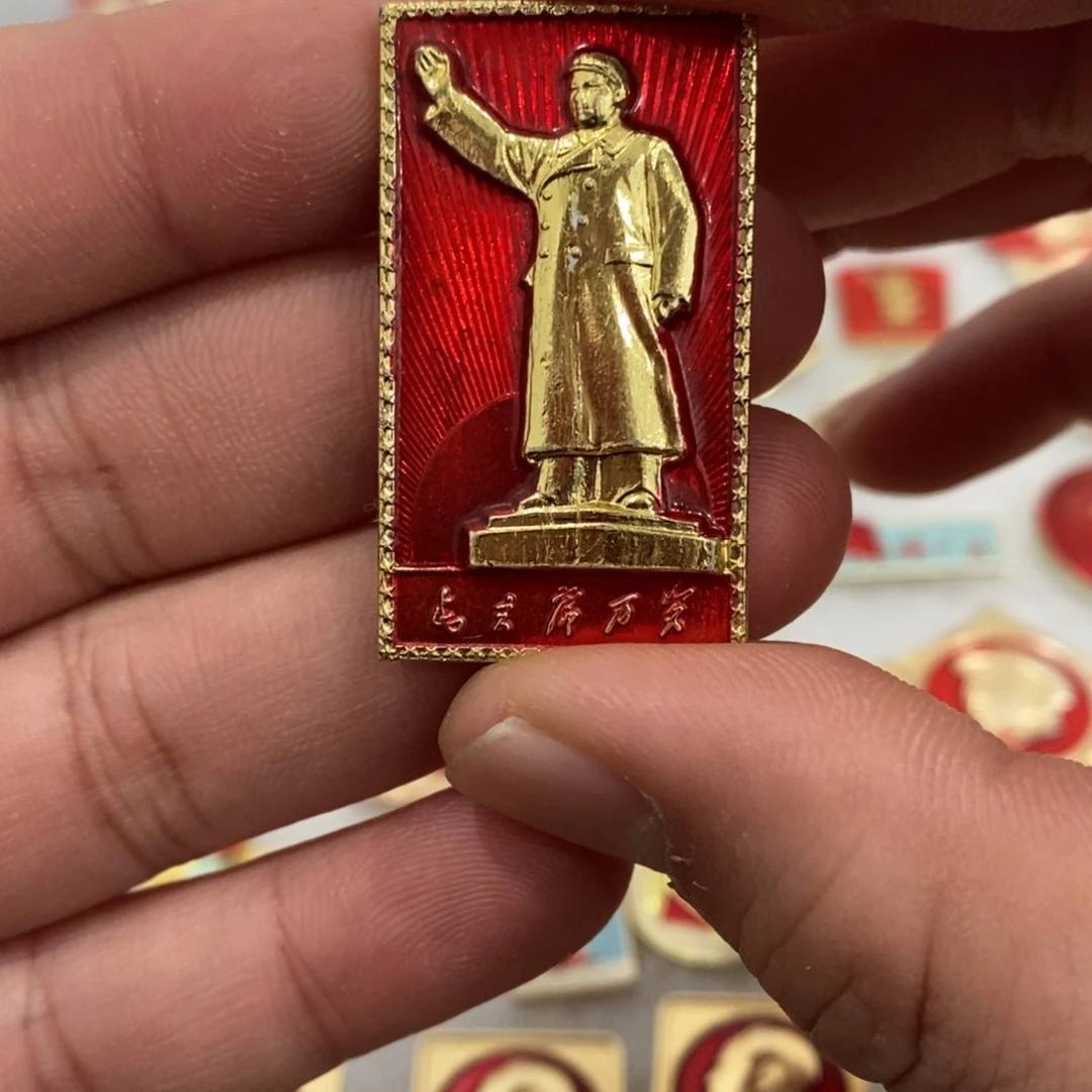 铝红色纪念章方形站相招手