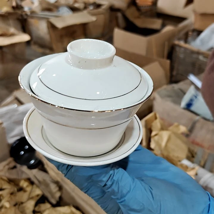 盘子碗茶壶啥都有