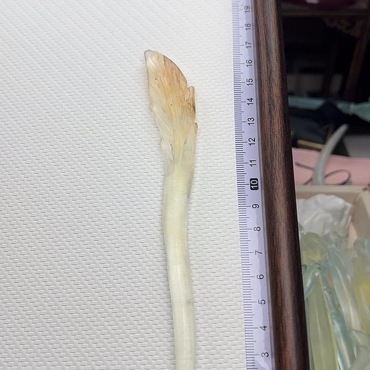 蛇纹石玉未镶嵌发簪羽毛