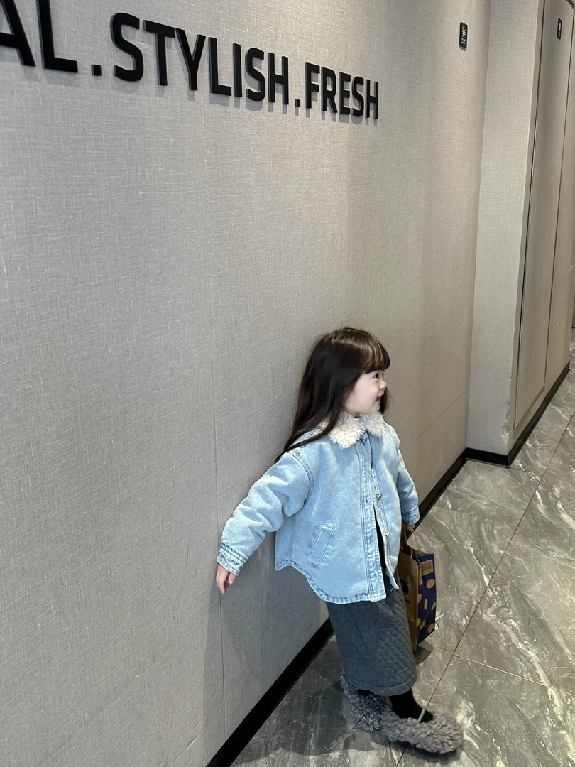 小思家2025年冬季新款韩版女童毛毛内里牛仔外套夹棉直筒裤套装