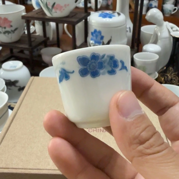 醴陵大球泥青花小酒杯微瑕