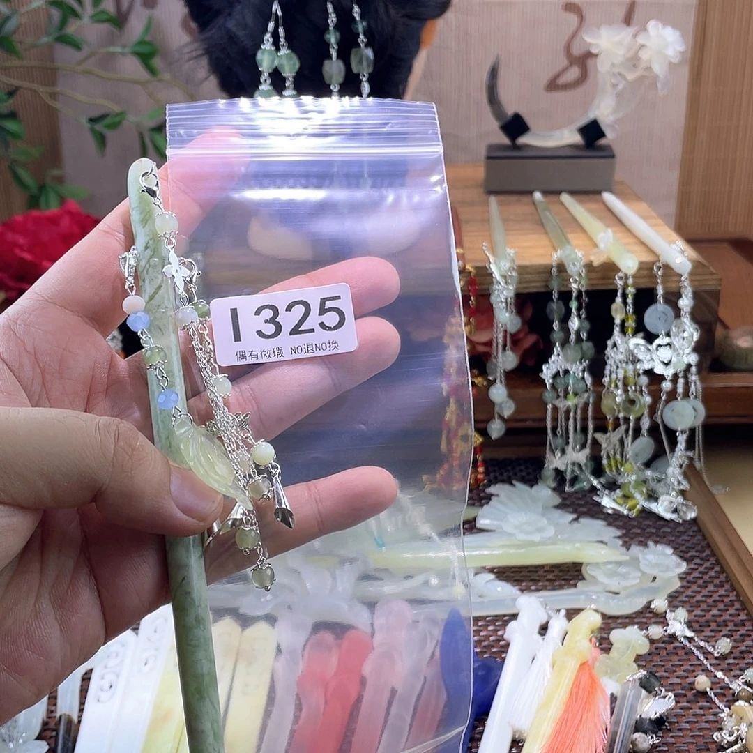 ****三合金蛇纹石玉发饰