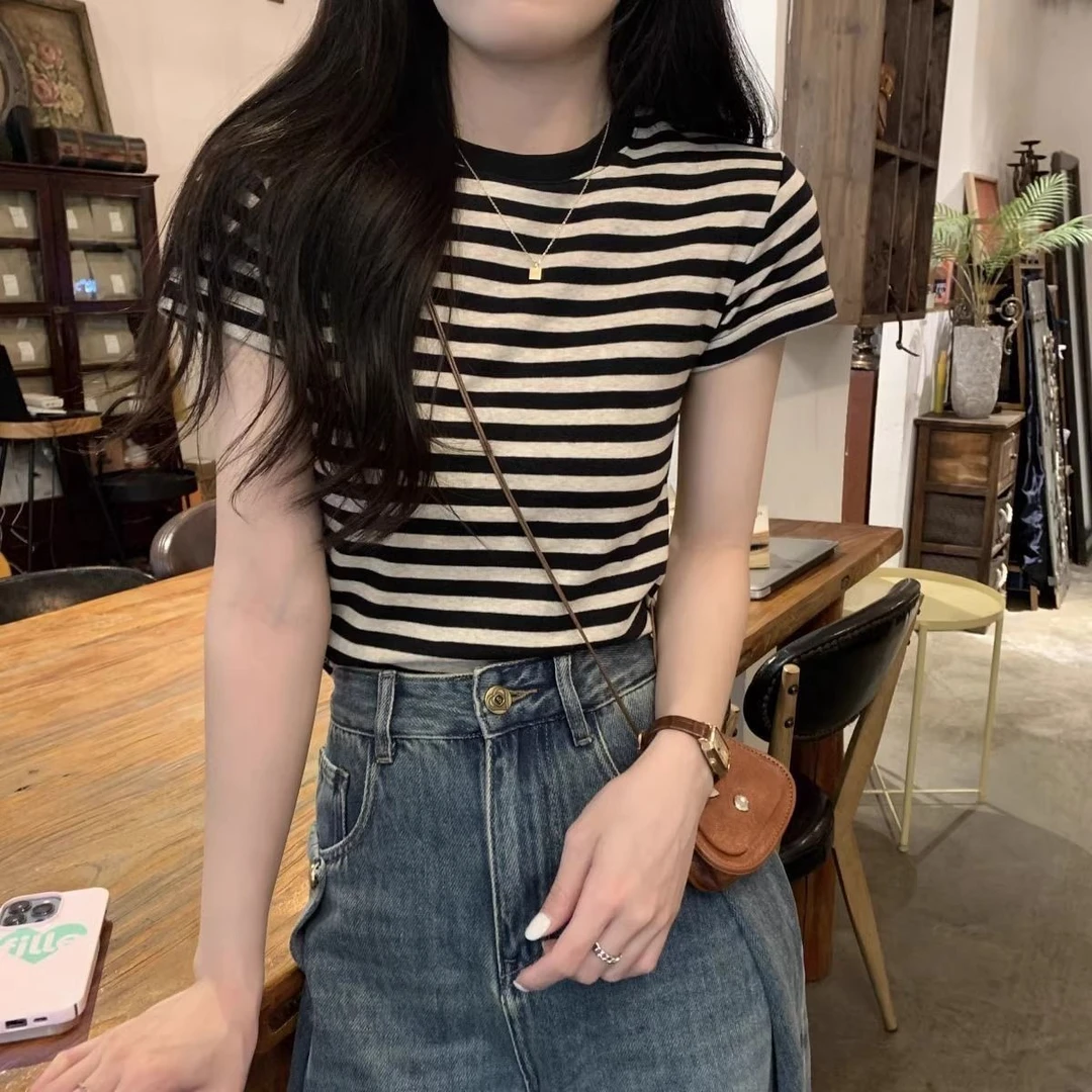 时尚短袖t恤女短款修身显瘦小众高级上衣内搭打底设计感圆领T恤
