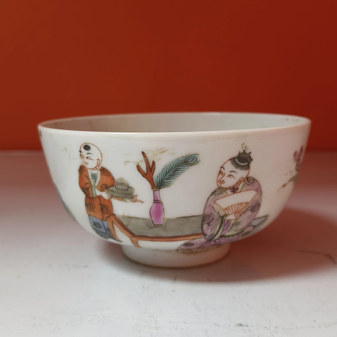 清同治 粉彩人物博古图碗