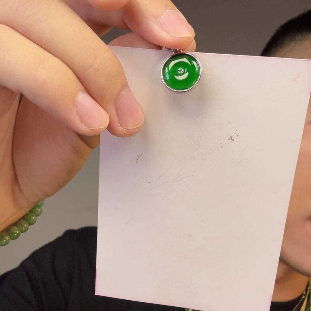 翡翠未镶嵌颈饰一件