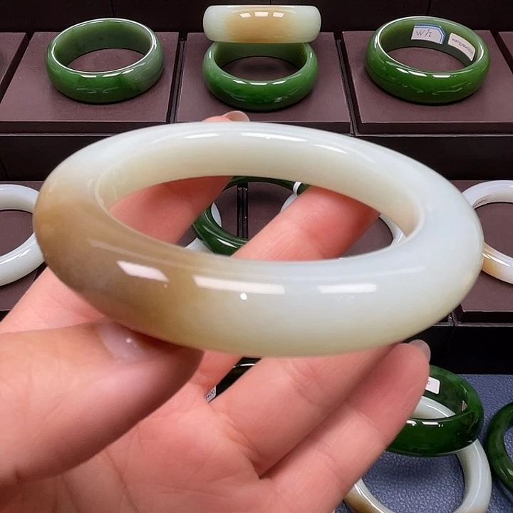 和田玉未镶嵌手镯