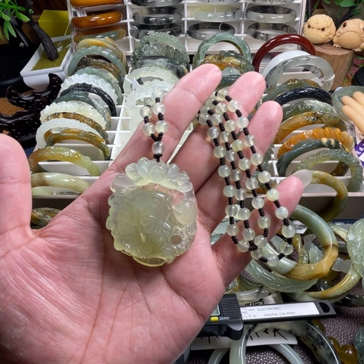 未镶嵌蛇纹石玉颈饰