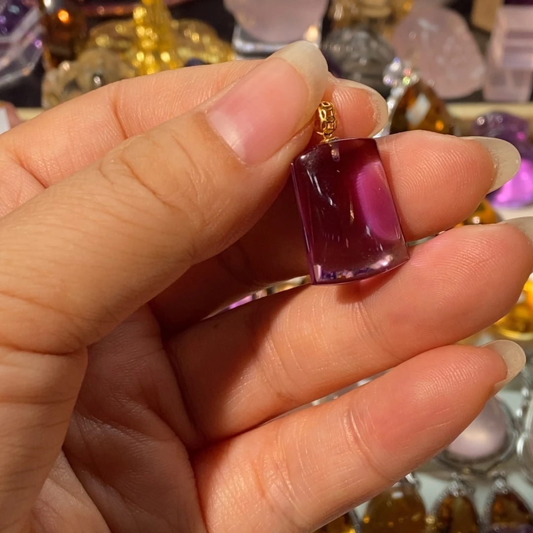 18K金镶嵌颈饰水晶