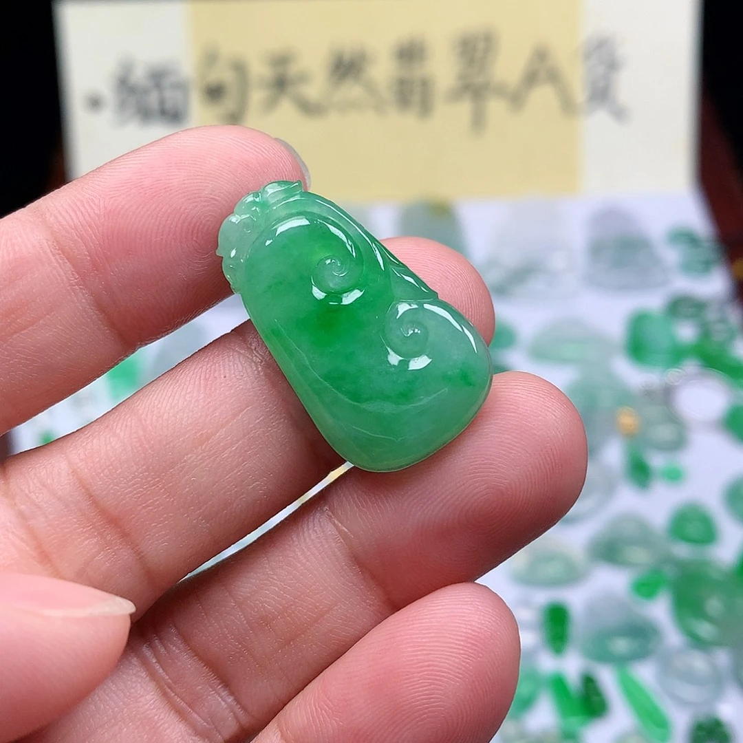 翡翠裸石缅甸天然A货翡翠阳绿如意