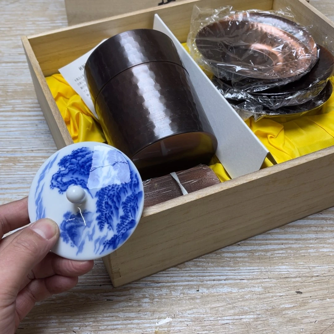 瓷片密密麻麻地排列着一个