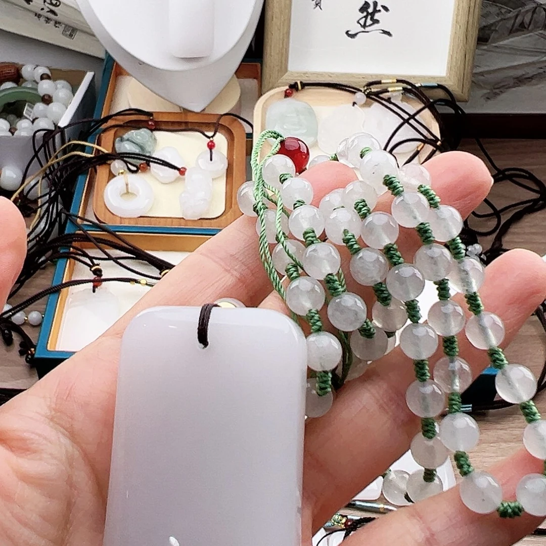 石英质玉（金丝玉）未镶嵌颈饰