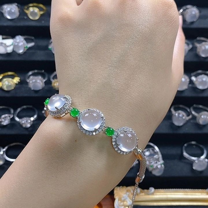 鹿***晞石英质玉合金手链