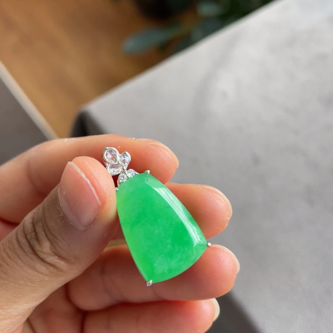 翡翠18K金镶嵌颈饰无事牌