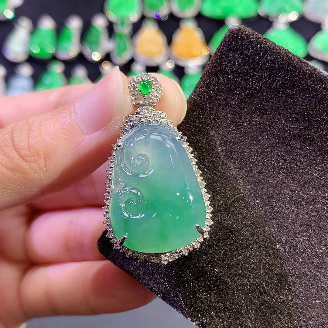 翡翠18K金镶嵌吊坠(赠链)